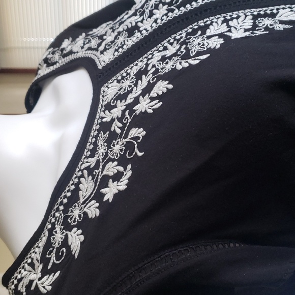 Time and Tru Black Top with White Embroidery Women's Size XL - Picture 5 of 14
